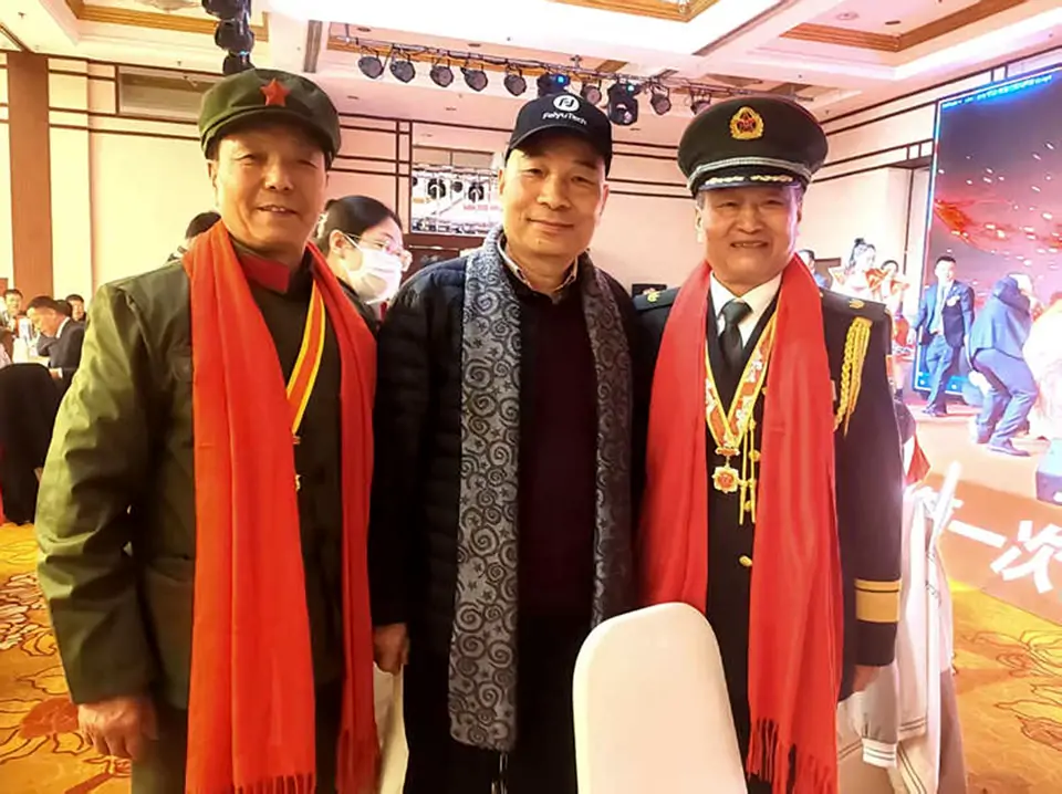【李荣国】与参战英模喜相逢
