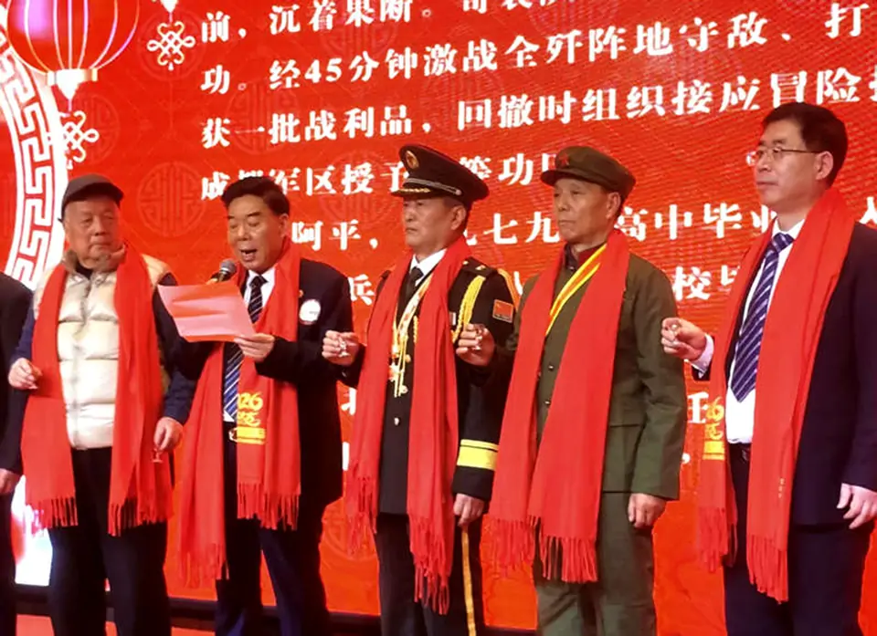 【李荣国】与参战英模喜相逢